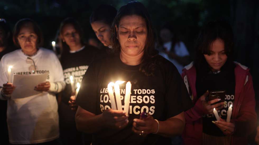 epa12645650 Relatives of political prisoners participate in a vigil outside the Rodeo I prison in Zamora, Venezuela, 12 January 2026. The families of political prisoners in Venezuela are spending their fifth night, amidst a mixture of faith and impatience, waiting for further releases as part of the process to free a 'significant number' of people announced on 08 January by the authorities.  EPA/Miguel Gutierrez
