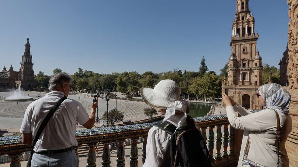 epa12384938 Tourists take pictures of Plaza de Espana in Seville, Spain, 17 September 2025, as temperatures in Andalusia rise again up to 40 degrees Celsius, a few days before the arrival of autumn.  EPA/JOSE MANUEL VIDAL