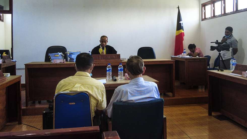 O ex-padre Richard Daschbach (C), condenado a 12 anos de prisão em Timor-Leste por abusos sexuais de crianças, durante a leitura da sentença no Tribunal de Oecusse, Timor-Leste, 21 de dezembro de 2021. ANTÓNIO SAMPAIO/LUSA