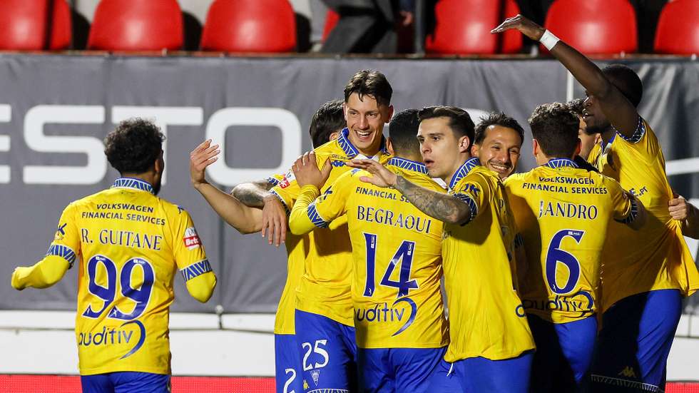 Os jogadores do Estoril Praia festejam um golo contra o Estrela da Amadora durante o jogo Primeira Liga de futebol realizado no Estádio José Gomes, na Amadora, 19 de janeiro de 2026. MANUEL DE ALMEIDA/LUSA
