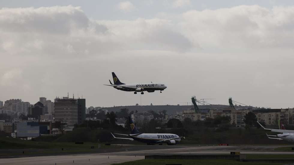 Avião da Ryanair a aterrar na pista do Aeroporto Humberto Delgado, em Lisboa, 07 de janeiro de 2026. CARLOS M. ALMEIDA/LUSA