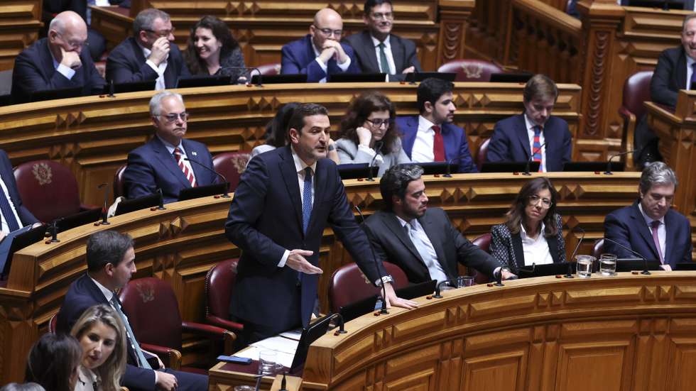 O  líder parlamentar do Partido Social Democrata (PSD), Hugo Soares, intervém na sessão plenária com a presença do PM, na Assembleia da República, em Lisboa, 21 de janeiro de 2026. ANTÓNIO COTRIM/LUSA
