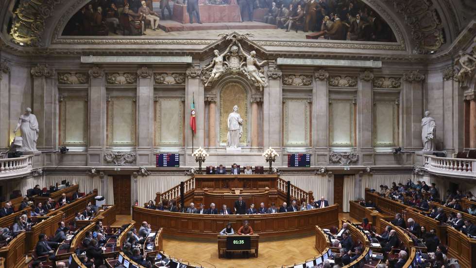 O primeiro-ministro (PM), Luís Montenegro, intervém na sessão plenária com a presença do PM, na Assembleia da República, em Lisboa, 21 de janeiro de 2026. ANTÓNIO COTRIM/LUSA