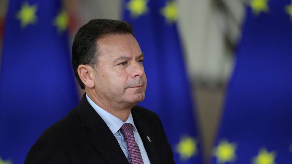 epa12671969 Portugal's Prime Minister Luis Montenegro arrives for an informal meeting of the members of the European Council in Brussels, Belgium, 22 January 2026. EU leaders are holding an emergency informal summit to address an escalation in transatlantic tensions regarding Greenland and new US trade threats.  EPA/OLIVIER MATTHYS