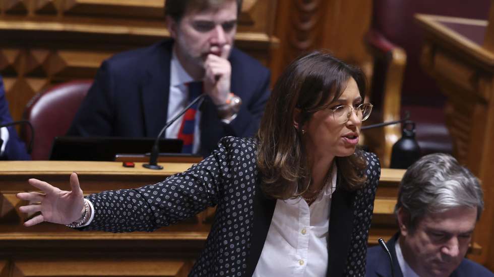 A presidente da Iniciativa Liberal (IL), Mariana Leitão, intervém na sessão plenária com a presença do Primeiro-Ministro, na Assembleia da República, em Lisboa, 21 de janeiro de 2026. ANTÓNIO COTRIM/LUSA