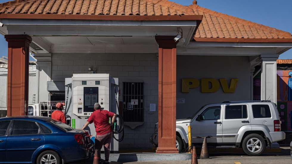 epa12669110 People stand at a gas station in Maracaibo, Venezuela, 21 January 2026. Venezuela is moving toward a new dynamic with a package of legal reforms that seek to attract investment and strengthen the oil sector amid rapprochement with the US.  EPA/Henry Chirinos