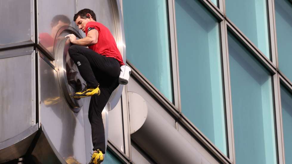 epa12678932 US rock climber Alex Honnold climbs the Taipei 101 skyscraper building, in Taipei, Taiwan, 25 January 2026.  EPA/RITCHIE B. TONGO