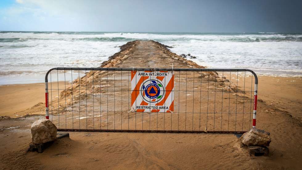 Ondulação na praia da Costa de Caparica, 27 de janeiro de 2026. O Instituto Português do Mar e da Atmosfera (IPMA) agravou entretanto para vermelho os avisos devido à agitação marítima e para laranja devido à queda de neve. Todos os distritos de Portugal continental estão sob aviso amarelo por causa do vento forte com rajadas até 80 quilómetros por hora, sendo até 100 nas terras altas, até às 15h de terça-feira, 27, e entre as 3h e as 9h de quarta-feira, 28. JOSÉ COELHO/LUSA
