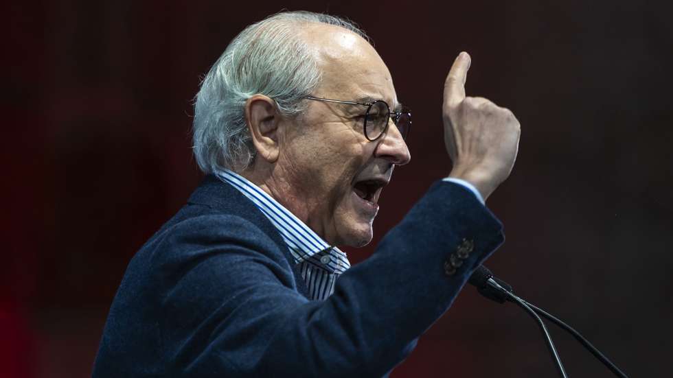 Rui Rio, mandatário da campanha do candidato às eleições presidenciais, Henrique Gouveia e Melo, usa da palavra durante um comício na Alfândega do Porto, no Porto, 15 de janeiro de 2026. Os portugueses elegem o novo Presidente da República em 18 de janeiro. JOSÉ SENA GOULÃO/ LUSA