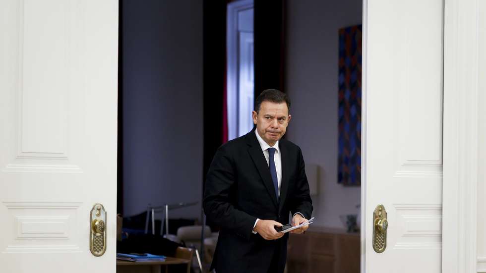 O primeiro-ministro Luis Montenegro momentos antes do briefing com jornalistas no final da reunião extraordinária do Conselho de Ministros, no Palácio de São Bento em Lisboa, 01 de fevereiro de 2026. FILIPE AMORIM/LUSA