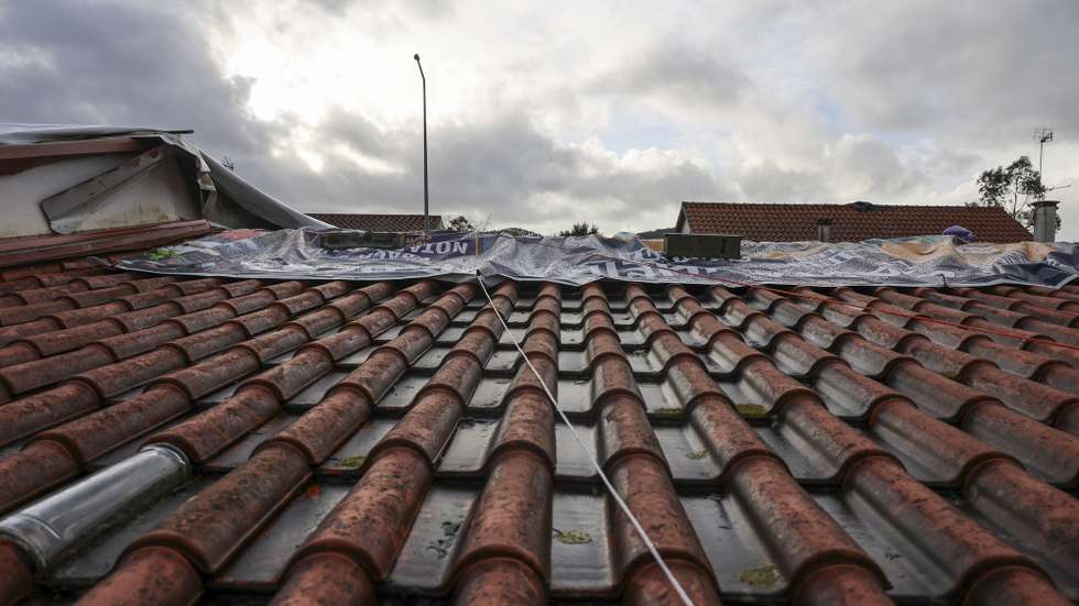 Lonas protegem um telhado de uma habitação em Figueiró dos Vinhos, 02 de Fevereiro de 2026. A passagem da depressão Kristin por Portugal continental, na quarta-feira, dia 28 de janeiro, deixou um rasto de destruição, causando pelo menos cinco mortos, segundo a Proteção Civil, vários feridos e desalojados.  ESTELA SILVA/LUSA