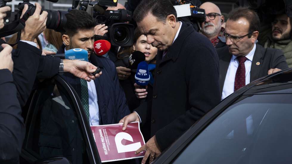 O primeiro-ministro, Luís Montenegro, segura um relatório preliminar de levantamento de danos da tempestade Kristin, no final de uma visita à empresa Motassis Plásticos, na zona afetada pela depressão Kristin, em Pombal, 03 de fevereiro de 2026. A passagem da depressão Kristin pelo território português deixou um rasto de destruição, causou cinco mortos e vários desalojados. JOSÉ SENA GOULÃO/LUSA