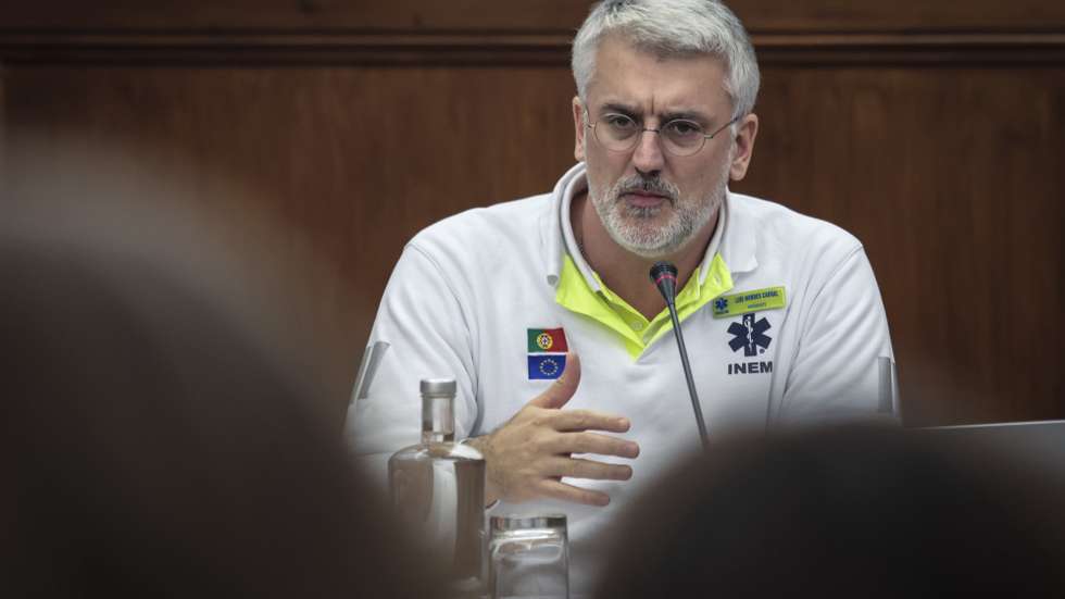 O presidente do Instituto Nacional de Emergência Médica (INEM), Luís Mendes Cabral, intervém perante a Comissão da Saúde da Assembleia da República, em Lisboa, 03 de fevereiro de 2026. MANUEL DE ALMEIDA/LUSA