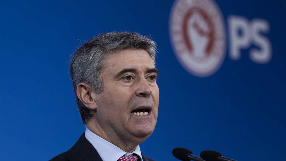 O secretário-geral do Partido Socialista (PS), José Luis Carneiro, durante uma conferência de imprensa após reunião do secretariado nacional do PS sobre áreas que podem contribuir para a melhoria da resposta nacional à situação gerada pela recente tempestade que afetou o país, na sede do PS, em Lisboa, 02 de fevereiro de 2026. JOSÉ SENA GOULÃO/LUSA