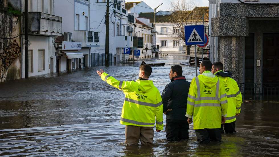 O Rio Sado inundou a zona ribeirinha devido ao mau tempo, em Alcácer do Sal, 05 de fevereiro de 2026. Onze pessoas morreram em Portugal desde a semana passada na sequência da passagem das depressões Kristin e Leonardo, que provocaram também algumas centenas de feridos e desalojados. RUI MINDERICO/LUSA