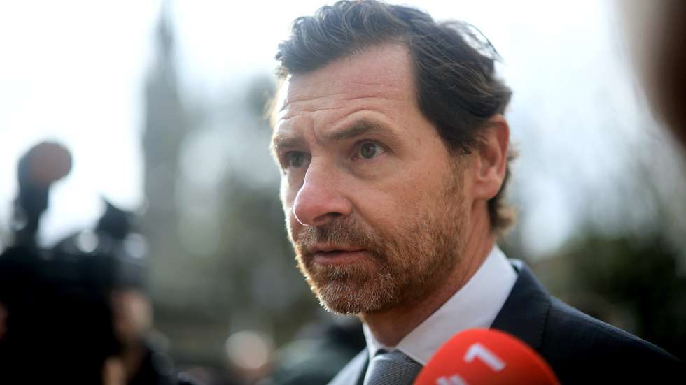O presidente do Futebol Clube do Porto, André Villas-Boas, fala com a comunicação social à margem da cerimónia para assinalar a data dos 120 anos da Livraria Lello no Porto, 13 de janeiro de 2026. ESTELA SILVA/LUSA
