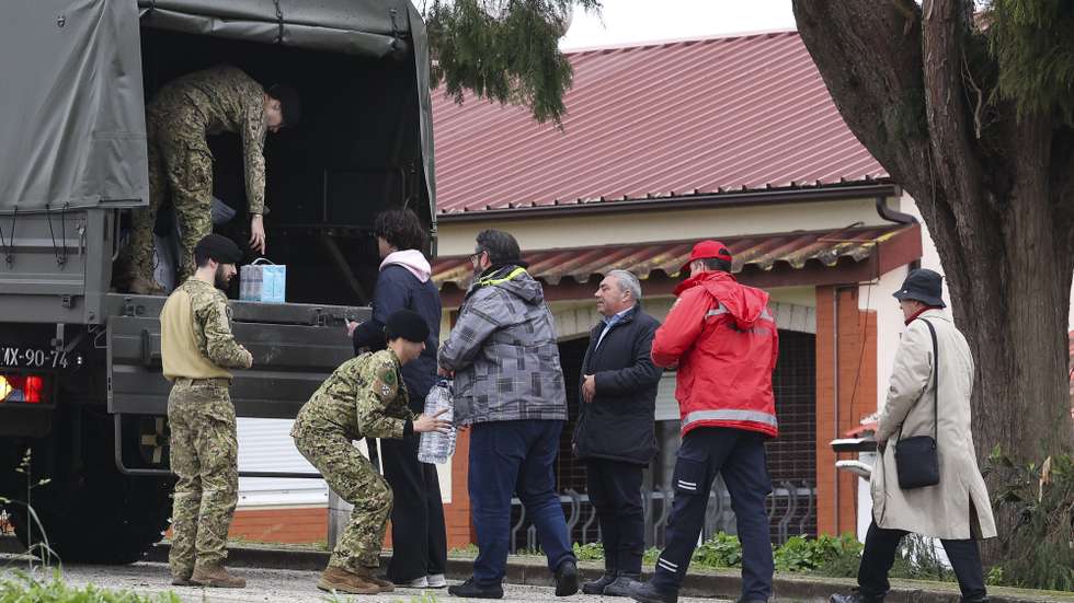 Militares do exército ajudam habitantes da Ereira nas deslocações devido à subida da água do Rio Mondego que isolou a povoação, onde só se entra ou sai de camião ou barco. Mesmo isolada, a população de Ereira está a votar para as eleições presidenciais nas urnas colocadas na Associação Cultural, Desportiva e Social da Ereira, no centro da localidade, Montemor-o-Velho, 8 de fevereiro de 2026. (ACOMPANHA TEXTO)  PAULO NOVAIS/LUSA