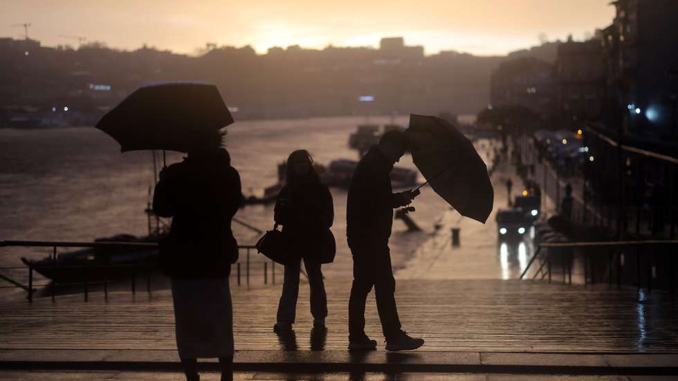 Turistas passeiam na zona da Ribeira, 05 de fevereiro de 2026. A subida do caudal do rio Douro, no Porto, "tem-se mantido estável" devido à coordenação com as barragens, mas se a chuva persistir os condicionamentos nas margens serão mais restritivos, avisou o comandante adjunto da Capitania do Douro. ESTELA SILVA/LUSA