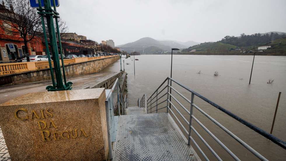 A subida do nível das águas do rio Douro no Cais da Régua, no Peso da Régua, cidade do distrito de Vila Real que está em alerta para cheias devido à subida do caudal do rio Douro, 7 de fevereiro de 2026. PEDRO SARMENTO COSTA/LUSA