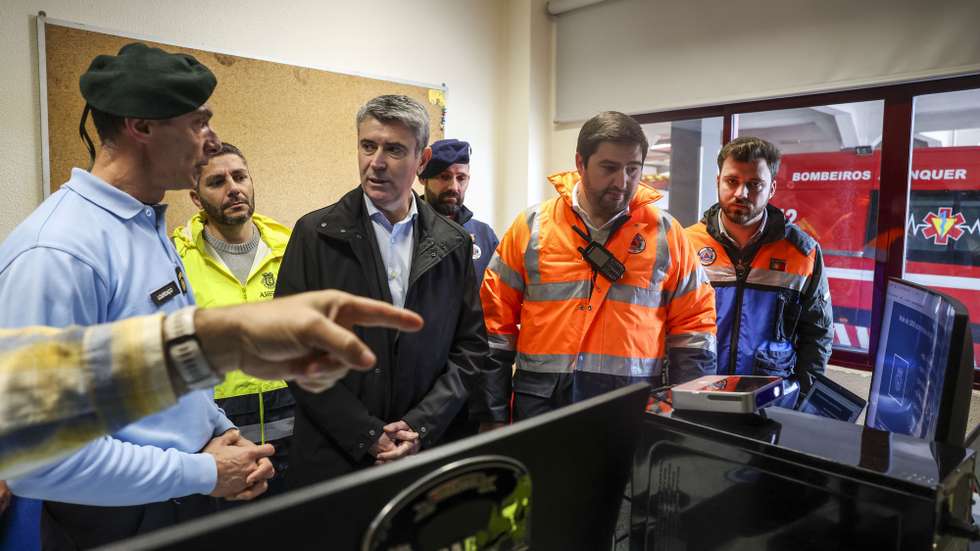 O secretário-geral do Partido Socialista, José Luis Carneiro (C), ouve explicações durante uma visita ao Quartel dos Bombeiros Voluntários de Alenquer, para acompanhar no terreno as consequências das recentes tempestades no concelho, 12 de fevereiro de 2026. TIAGO PETINGA/LUSA