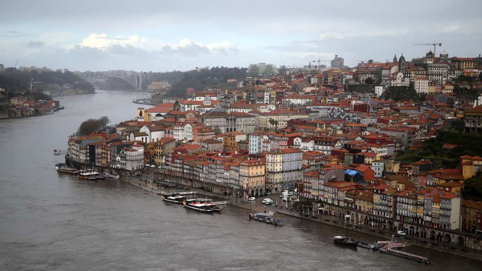Vista aérea das margens do Rio Douro na zona da Ribeira, no Porto, 06 de fevereiro de 2026. O rio Douro transbordou hoje de madrugada para as margens do Porto e de Nova de Gaia, com a água a entrar na zona das esplanadas, sem causar danos significativos, disse o comandante adjunto da Capitania do Douro. ESTELA SILVA/LUSA