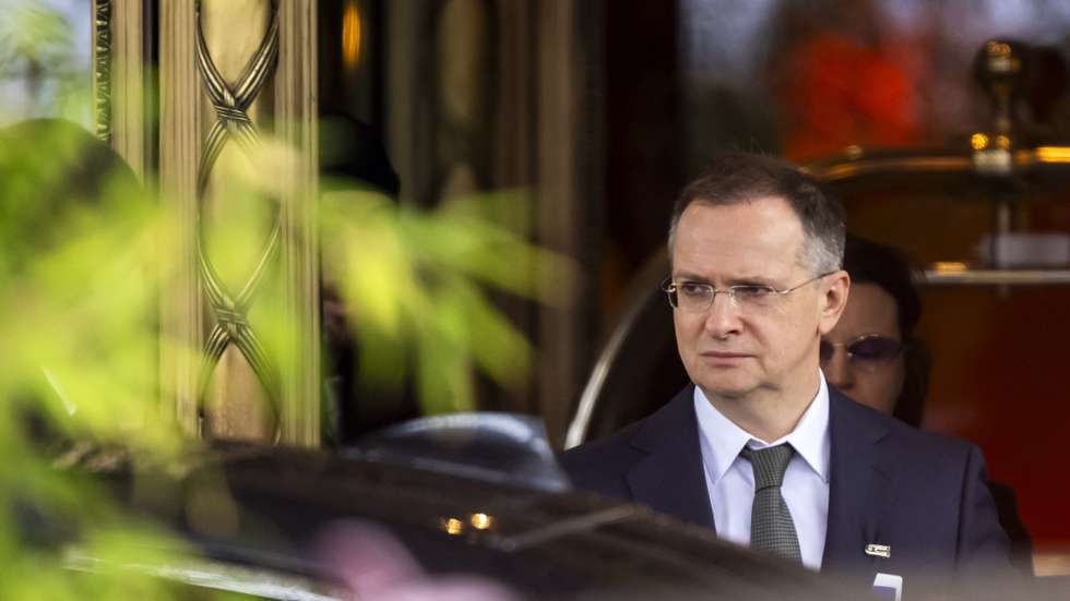 epa12752962 Vladimir Medinsky, Russia's chief negotiator, leaves of the Intercontinental Hotel in Geneva, Switzerland, 18 February 2026. The United States, Ukraine, and Russia are meeting in Geneva to discuss a peace plan aimed at ending the war.  EPA/MARTIAL TREZZINI
