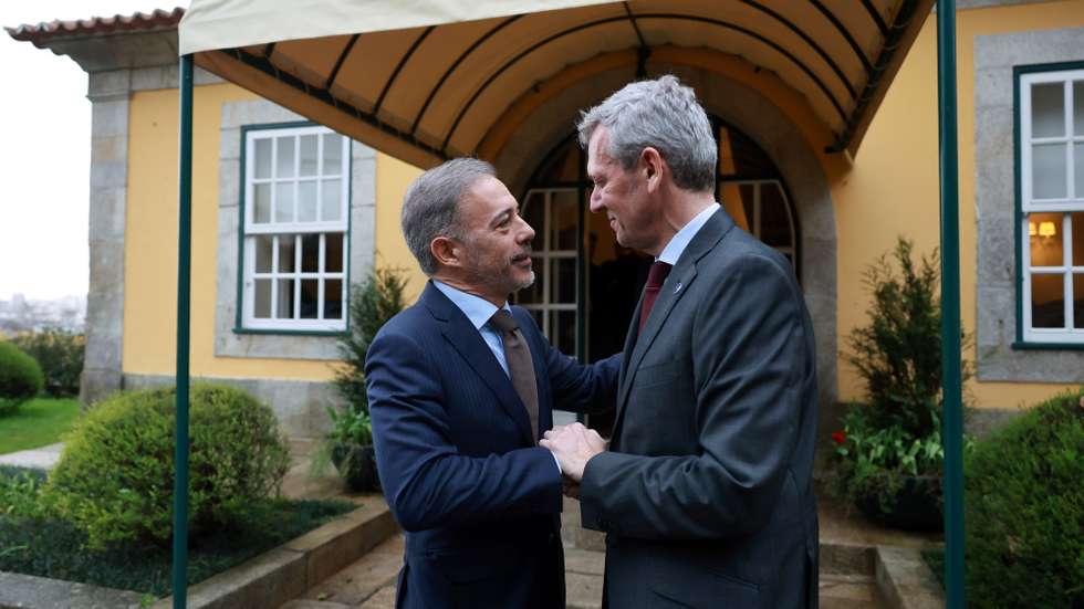 Pedro Duarte (E), presidente da Câmara Municipal do Porto, acompanhado pelo presidente do Governo Regional da Galiza, Alfonso Rueda, depois de uma reunião conjunta no Porto,18 de fevereiro de 2026. ESTELA SILVA/LUSA