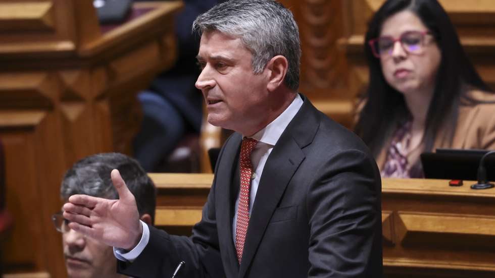 O secretário-geral e deputado do Partido Socialista (PS), José Luís Carneiro, intervém na sessão plenária com a presença do primeiro-ministro, Luís Montenegro (ausente da fotografia), na Assembleia da República, em Lisboa, 19 de fevereiro de 2026. ANTÓNIO COTRIM/LUSA