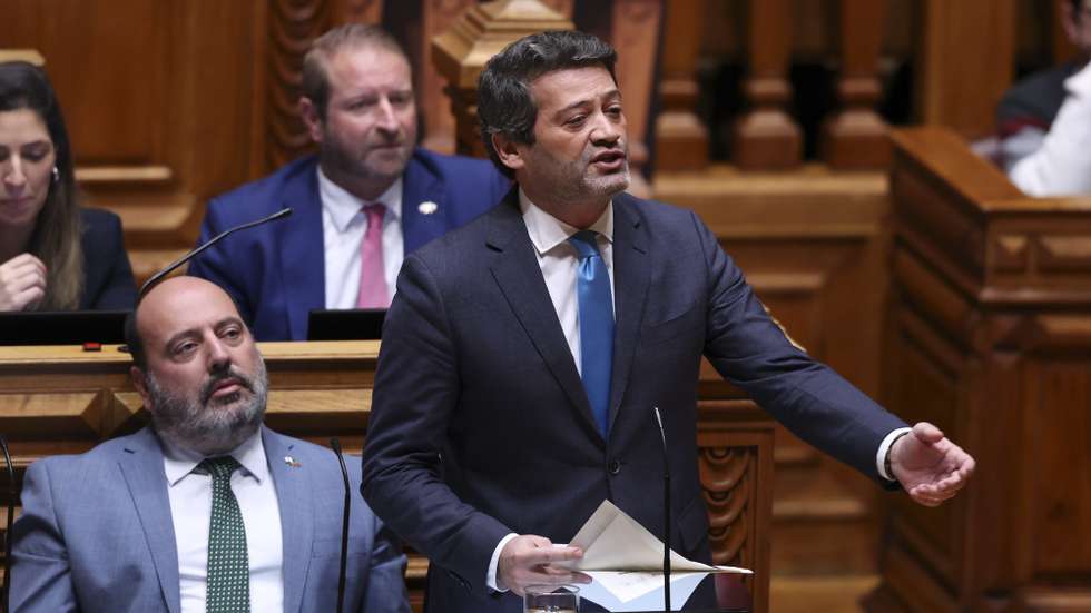O presidente e deputado do Chega, André Ventura, intervém na sessão plenária com a presença do primeiro-ministro, Luís Montenegro (ausente da fotografia), na Assembleia da República, em Lisboa, 19 de fevereiro de 2026. ANTÓNIO COTRIM/LUSA