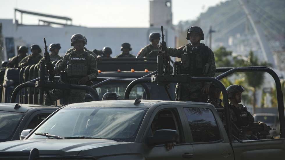 epa11781742 A member of the Mexican Army participates in a formal ceremony in the resort of Acapulco, Guerrero, Mexico, 16 December 2024. Amid the growing violence that has been experienced in recent weeks in the state of Guerrero, southern Mexico, and on the eve of the December holidays, state authorities, together with federal and municipal security authorities, gave the green light to the 2024 holiday operation in the port of Acapulco.  EPA/David Guzman