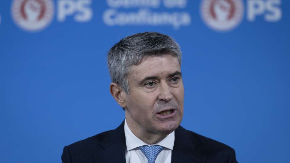 O secretário-geral do Partido Socialista (PS), José Luis Carneiro, usa da palavra durante uma conferência de imprensa para apresentar uma proposta com medidas de apoio na sequência das intempéries que assolaram Portugal nas últimas semanas, na sede do PS, em Lisboa, 18 de fevereiro de 2026. JOSÉ SENA GOULÃO/LUSA