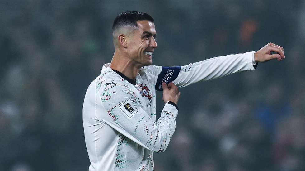 epa12524048 Portugal's Cristiano Ronaldo adjusts the captain's armband during the 2026 FIFA World Cup European Qualifiers Group F soccer match between Ireland and Portugal, in Dublin, Ireland, 13 November 2025.  EPA/JOSE SENA GOULAO