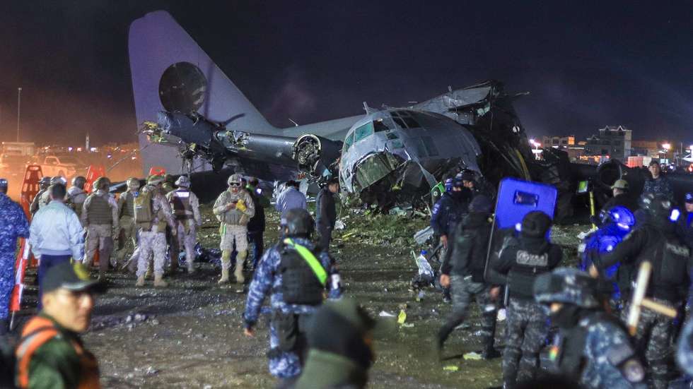 epaselect epa12782821 Members of the Bolivian Armed Forces guard the wreckage of a military cargo plane that crashed in El Alto, Bolivia, 27 February 2026. At least 15 people died, were six injured, and 15 vehicles were damaged by an accident involving a military cargo plane attempting to land at the international airport in El Alto, Bolivia's second most populous city, according to the National Fire Department.  EPA/Gabriel Márquez