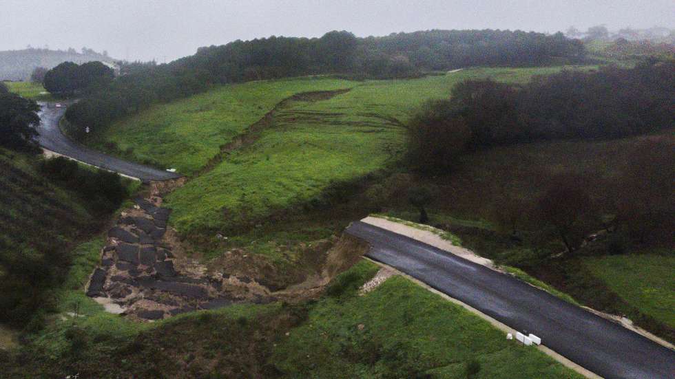 Vista aérea captada por drone da variante A-do-Mourão destruida devido ao mau tempo que se faz sentir em Arruda dos Vinhos, Alenquer, 10 de fevereiro de 2026. Quinze pessoas morreram em Portugal desde 28 de janeiro na sequência da passagem das depressões Kristin, Leonardo e Marta, que provocaram também muitas centenas de feridos e desalojados. MIGUEL A. LOPES/LUSA