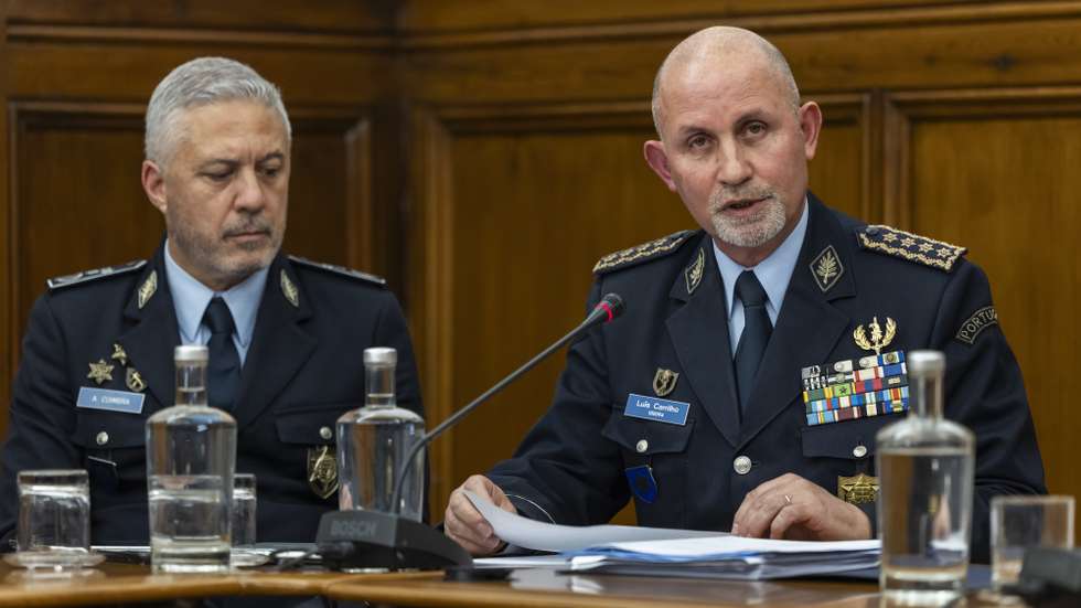 O diretor Nacional da Polícia de Segurança Pública (PSP), Luis Carrilho, acompanhado pelo superintendente da PSP, Alexandre Coimbra (E), durante a sua audição na Comissão de Assuntos Constitucionais, Direitos, Liberdades e Garantias, na Assembleia da República, em Lisboa, 03 de março de 2026. JOSÉ SENA GOULÃO/LUSA