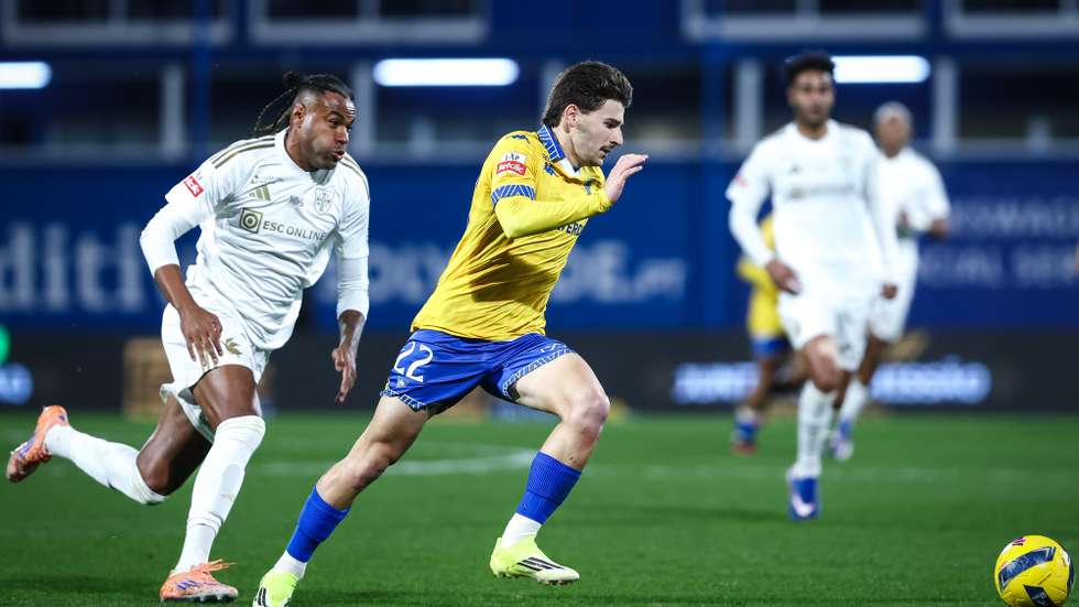 O jogador do Estoril Praia, Pedro Carvalho (C), em ação contra o jogador do Casa Pia,Cassiano (E), durante o jogo da Primeira Liga de Futebol, disputado no Estádio António Coimbra da Mota, no Estoril, Cascais, 07 de março de 2026. RODRIGO ANTUNES/LUSA