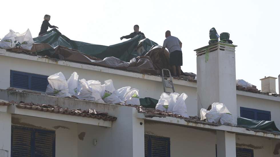 Populares tentam reconstruir telhados destruídos pelo vento causado pela depressão Kristin, um mês depois da passagem da tempestade, na Praia da Vieira de Leiria, Marinha Grande, 26 de fevereiro de 2026. (ACOMPANHA TEXTO DA LUSA DE 27-02-2026) PAULO NOVAIS/LUSA