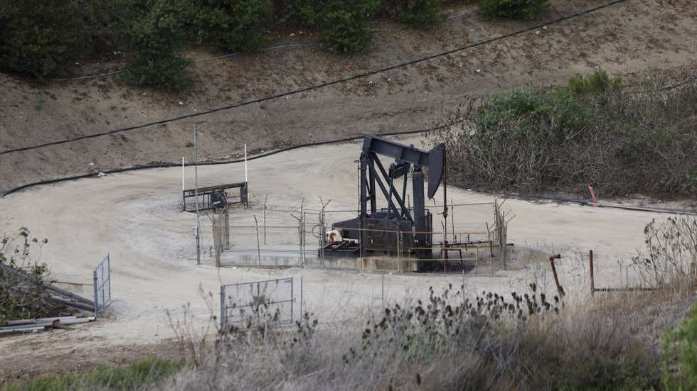 epa12446108 An oil rig operates in Los Angeles, California, USA, 10 October 2025. On Friday, benchmark US crude fell 4.1 percent in value. The drop comes after US President Donald Trump publicly pulled out of an upcoming trade meeting between himself and Chinese President Xi Jinping and a ceasefire deal between Israel and Hamas in Gaza has been made.  EPA/CAROLINE BREHMAN