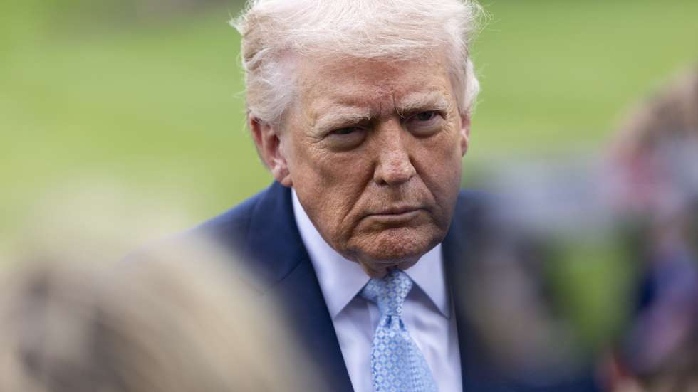 epa12837379 US President Donald J. Trump responds to a question from the news media as he walks to board Marine One on the South Lawn of the White House in Washington, DC, USA, 20 March 2026.  EPA/SHAWN THEW / POOL