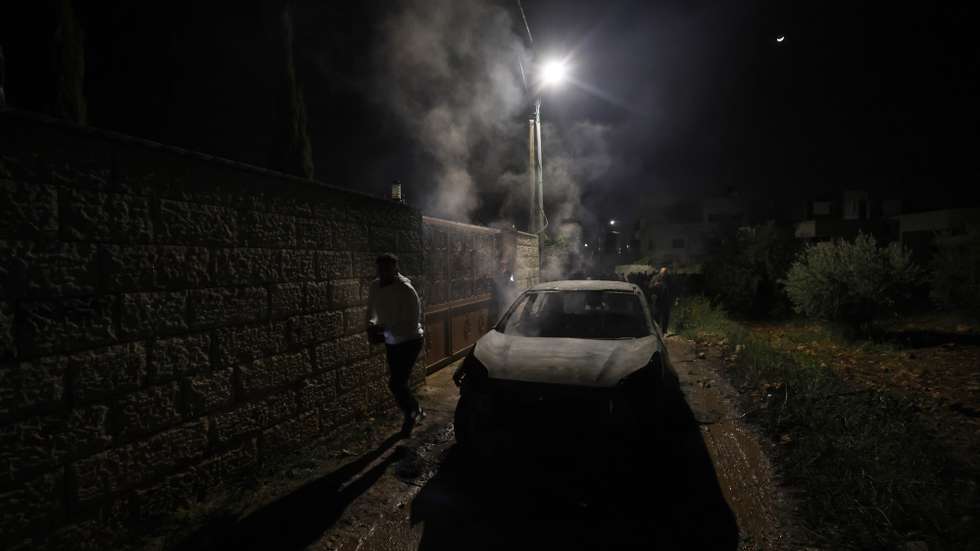 epa12842370 Palestinians from the West Bank village of Deir al-Hatab, east of Nablus, arrive to help affected families following an attack by Israeli settlers, 22 March 2026. At least nine people were wounded after Israeli settlers attacked residents' homes, setting several houses and vehicles on fire, according to the Palestinian news agency WAFA.  EPA/ALAA BADARNEH