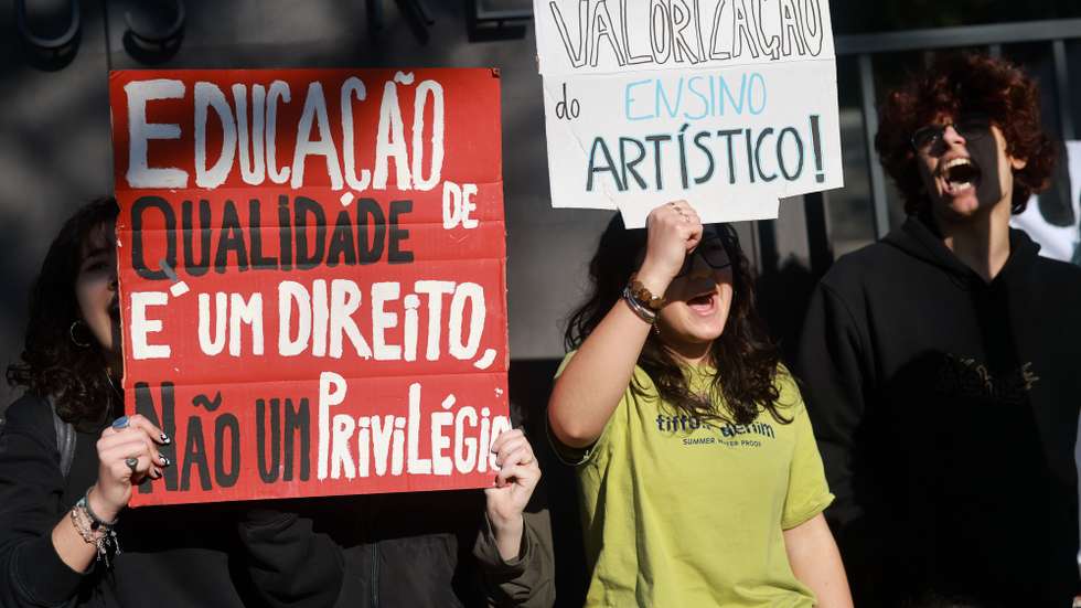Manifestação de estudantes da Escola Artística Soares dos Reis no âmbito das comemorações do Dia Nacional do Estudante, para exigir melhores condições, a valorização da avaliação contínua, voz aos estudantes e autonomia para as associações, Porto, 24 de março de 2026. ESTELA SILVA/LUSA