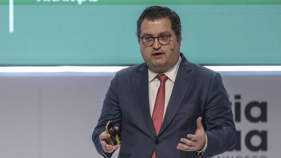 O ministro de Estado e Finanças, Joaquim Miranda Sarmento, intervém durante a apresentação do Conselho Estratégico do Banco Português de Fomento, na FPF Arena Portugal, Cidade do Futebol, em Oeiras, 24 de março de 2026. MIGUEL A. LOPES/LUSA