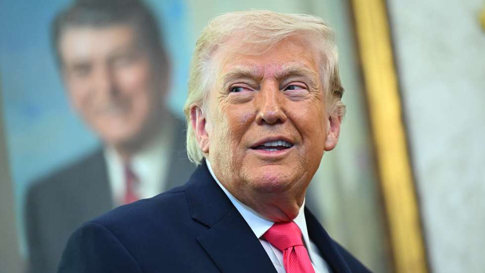 epa12847034 US President Donald Trump speaks during a swearing-in ceremony in the Oval Office of the White House in Washington, DC, USA, 24 March 2026. Markwayne Mullin was confirmed as Department of Homeland Security (DHS) secretary, placing the Oklahoma senator in charge of a Trump administration immigration crackdown that has triggered a 37-day funding shutdown of the cabinet agency.  EPA/GRAEME SLOAN / POOL