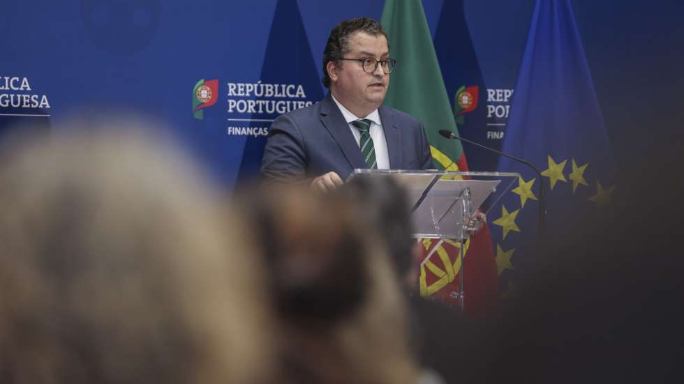 O ministro de Estado e Finanças, Joaquim Miranda Sarmento, intervém na conferência de imprensa na sequência da divulgação das Contas Nacionais Trimestrais relativas a 2025, pelo Instituto Nacional de Estatística (INE), no Ministério das Finanças, em Lisboa, 26 de março de 2026. MIGUEL A. LOPES/LUSA