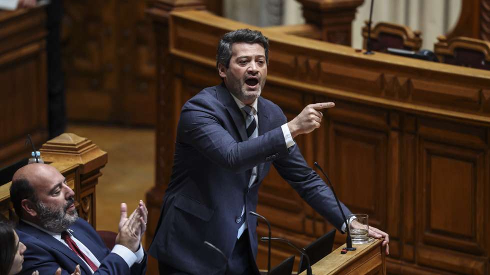 O lider do Chega, André Ventura, intervém na sessão plenária, na Assembleia da República, em Lisboa, 25 de março de 2026. MANUEL DE ALMEIDA/LUSA