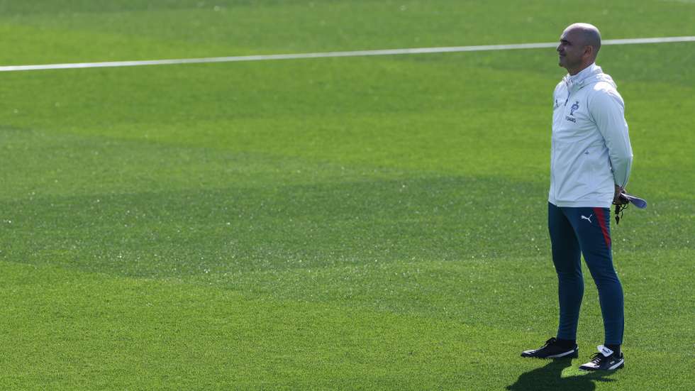 epa12845807 Portuguese national soccer team head coach Roberto Martinez looks on during a training session at Cidade do Futebol in Oeiras, Portugal, 24 March 2026. The Portuguese national soccer team prepares for the upcoming friendly matches against Mexico and the USA.  EPA/TIAGO PETINGA