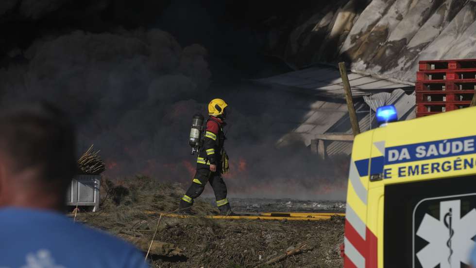 Um bombeiro durante um incêndio, que deflagrou num armazém de fruta, no concelho de Óbidos, distrito de Leiria, disseram à Lusa fontes da Proteção Civil e da GNR, 22 de fevereiro de 2026. Às 15:57 estavam no local 106 operacionais de várias corporações de bombeiros voluntários e da GNR, apoiados por 40 veículos. CARLOS BARROSO/LUSA