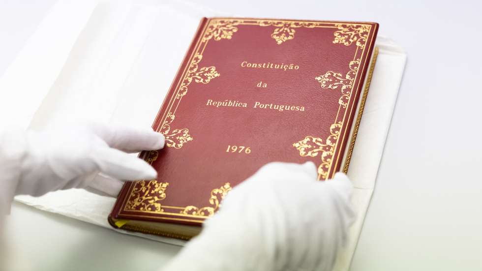 O livro da Constituição da República Portuguesa de 1976, na Assembleia da República, em Lisboa, 23 de março de 2026. JOSÉ SENA GOULÃO/LUSA (ACOMPANHA TEXTO DE 31 de março de 2026)