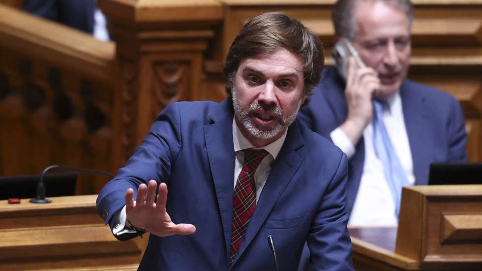 O deputado do CDS-PP, João Almeida, intervém durante o debate sobre a lei da nacionalidade, que decorreu na Assembleia da República, em Lisboa, 1 de abril de 2026. ANTÓNIO COTRIM/LUSA
