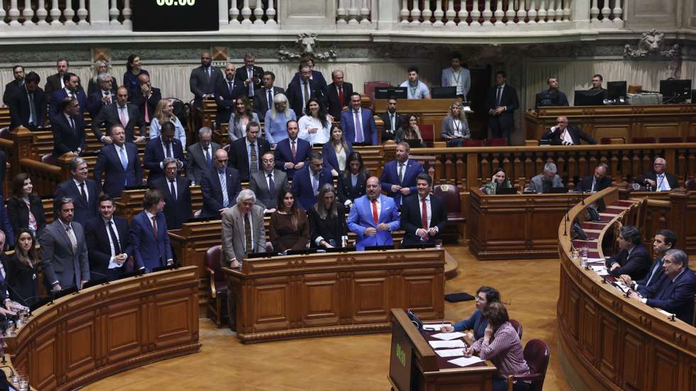 Deputados do PSD, Chega, IL e CDS-PP aprovaram hoje em votação final global um novo decreto de revisão da Lei da Nacionalidade, depois de o Tribunal Constitucional (TC) ter chumbado normas da primeira versão em dezembro passado, durante  o debate  que decorreu na Assembleia da República, em Lisboa, 1 de abril de 2026. ANTÓNIO COTRIM/LUSA